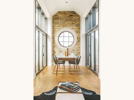 A stunning, three bedroom duplex apartment with outstanding character features. - Photo 3