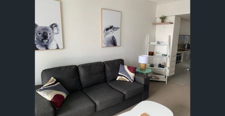 MANTRA RESIDENCES - SOUTHPORT CENTRAL 1 BEDROOM FURNISHED UNIT - Photo 2