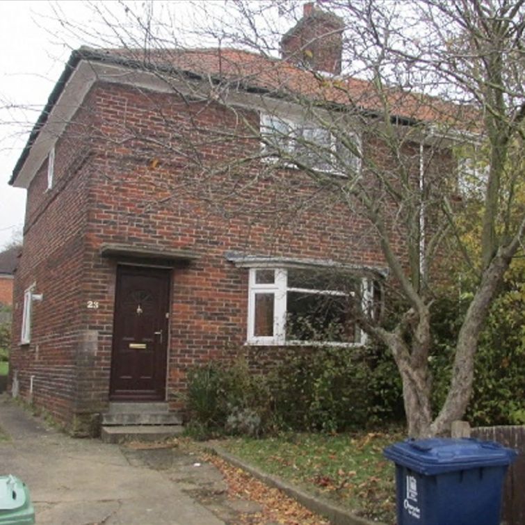 4 bed Semi-Detached - To Let - Photo 2