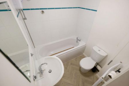 2 bedroom semi-detached house to rent - Photo 5