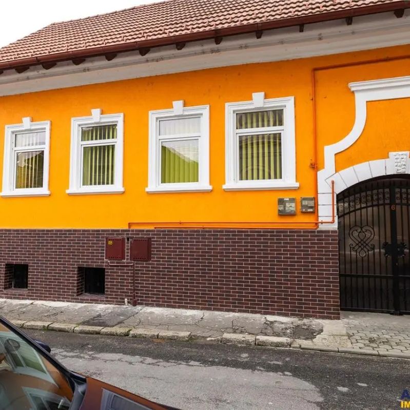 Casa pretabila: rezidential/ comercial/ servicii Central, Fagaras - Fotografie 1