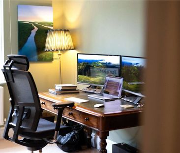 Attractive detached five bedroom period family house with delightfu... - Photo 4