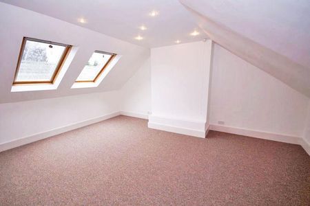 A 3 Bedroom Flat in Pittville Circus Road GL52 2PZ - Photo 2