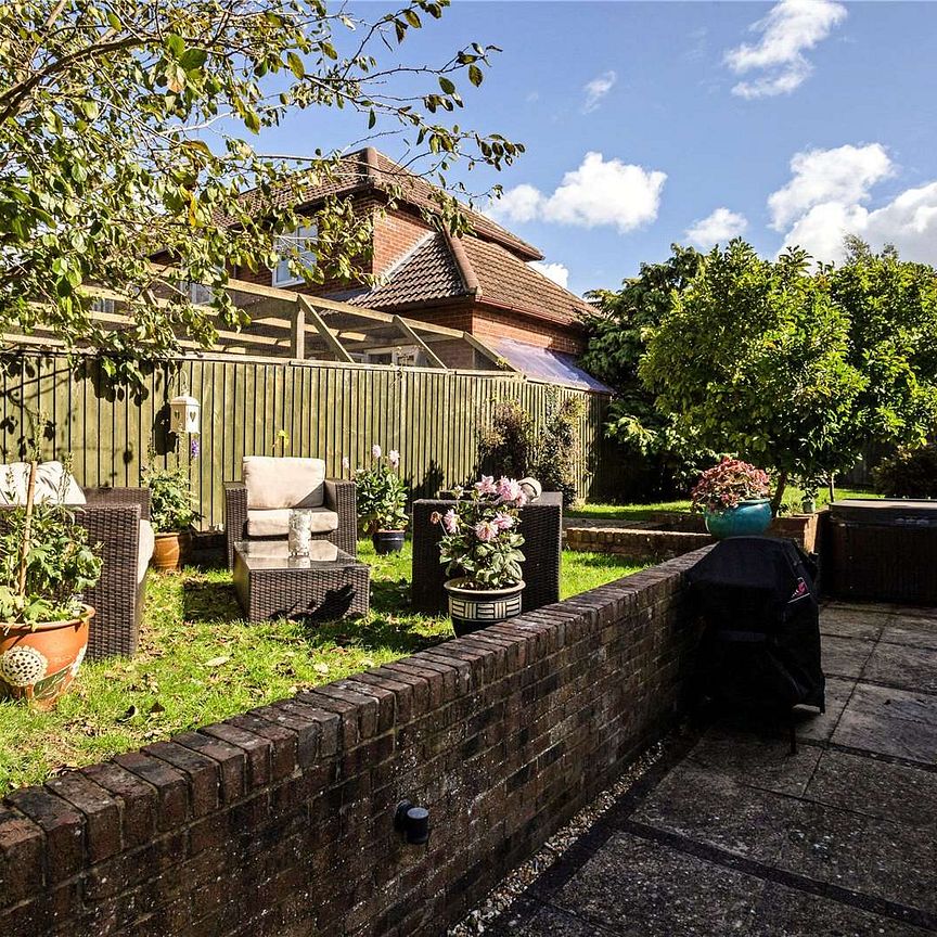 A wonderfully spacious and well-presented, four bedroom, family home in the charming village of Aley Green. - Photo 1