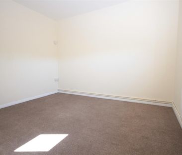 2 bedroom Flat to let - Photo 2