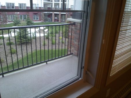 ALMOST LIKE NEW 2 BDRMS CONDO WITH GREAT VIEW. - Photo 4