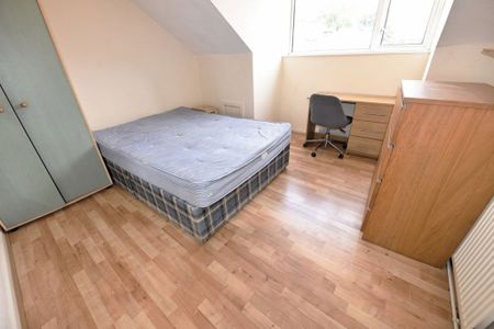 4 bedroom House in Harold Grove, Leeds - Photo 5