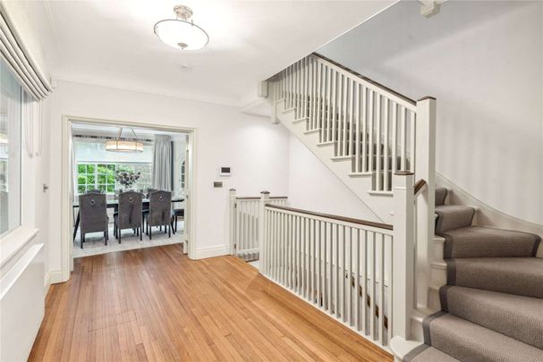 Exceptional 6 bedroom family home, with patio garden and roof terrace, refurbished to an exceptional standard throughout and beautifully furnished, located in the the heart of Westminster. - Photo 1