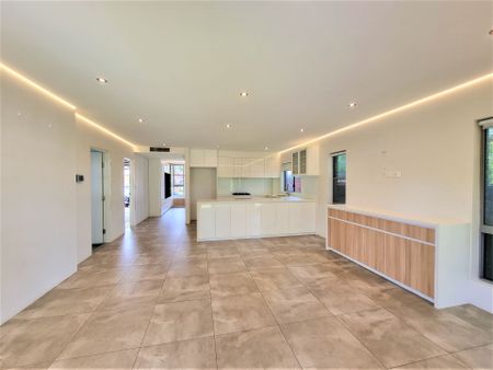 Stylish and Timeless Four Bedrooms Duplex - Photo 2