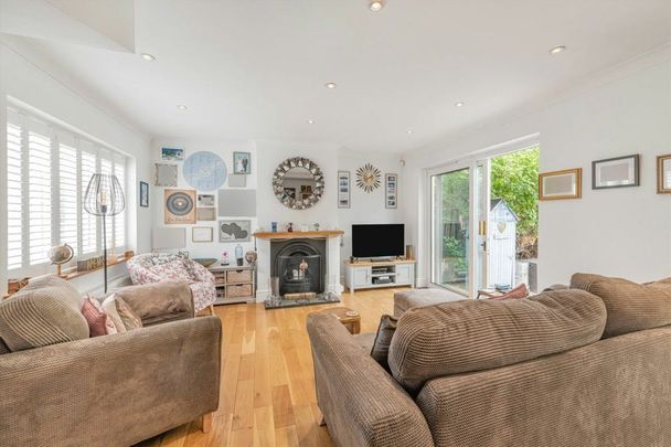 Morland Close, Hampton, TW12 - Photo 1