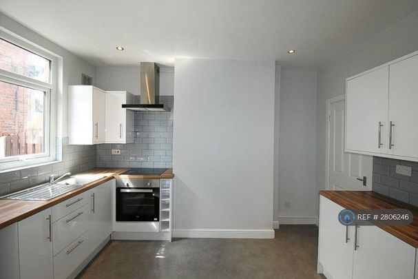 2 bedroom terraced house to rent - Photo 1