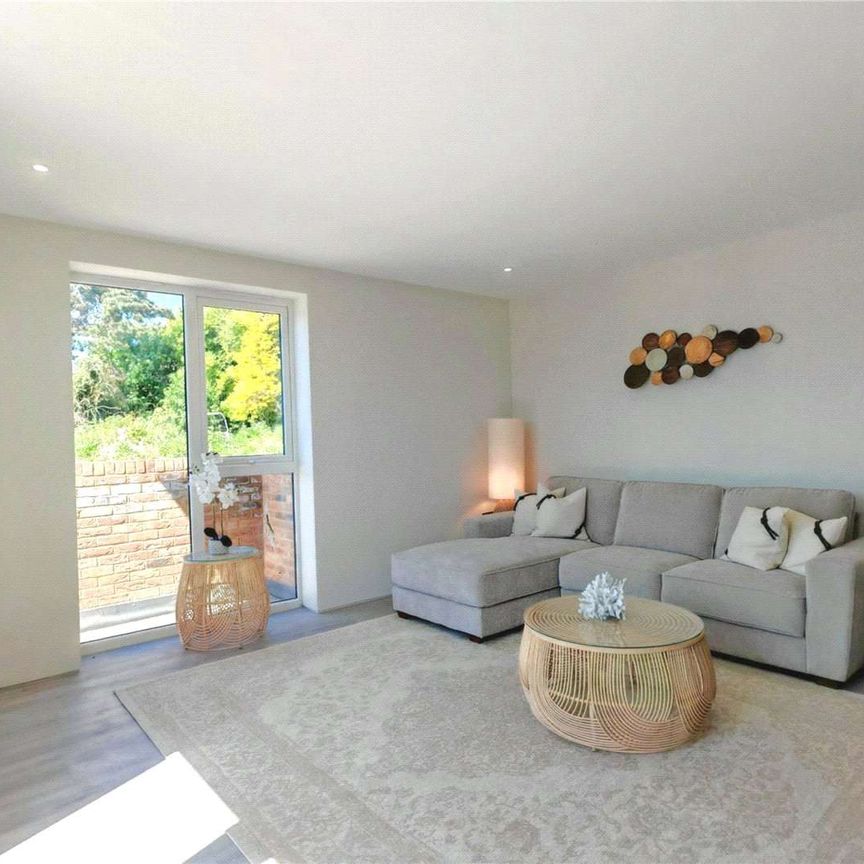 A contemporary apartment with premium specifications situated in Hythe. - Photo 1