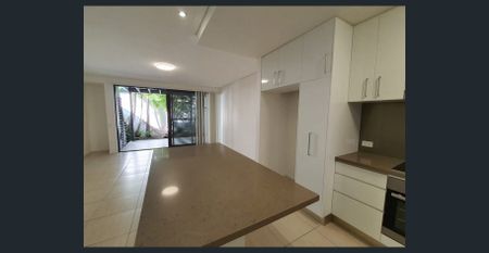 Stylish Town House within walking distance to Robina Town Centre - Photo 4