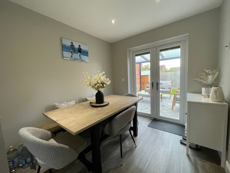 3 bedroom Detached House to let - Photo 3