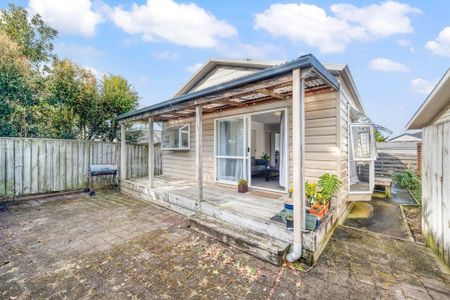 Pakuranga Heights - 2 bedrooms rear house with peace - Photo 5