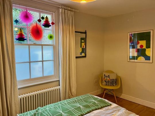 Calm room in stylish family home in arty area - Photo 1