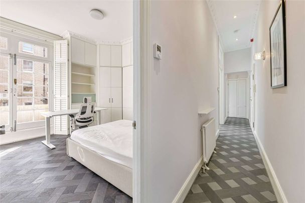 Located on the second floor of this impressive standalone building, this two bedroom apartment offers extremely well proportioned accommodation that flows perfectly. - Photo 1