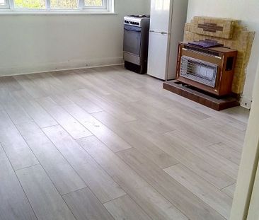 3 Bed Maisonette, Ashurst Drive, IG6 - Photo 6