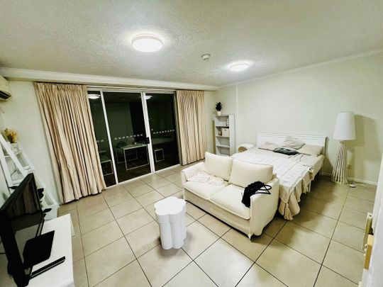 spacious one bed unit close to everything one week rent free - Photo 1