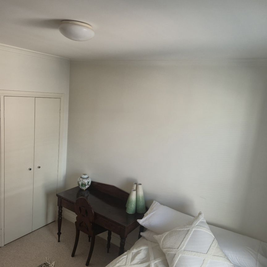 East Melbourne - Photo 1