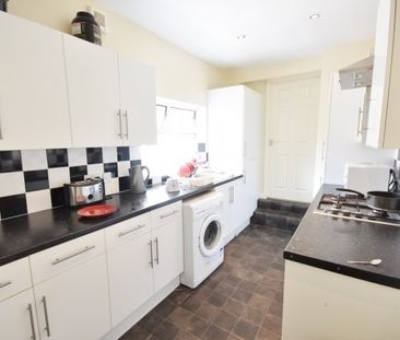 3 Bed - Trewhitt Road, Heaton - Photo 4