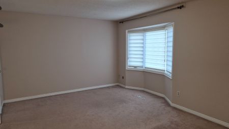 For Lease - 1039 Cedarglen Gate Unit# 15, Mississauga, Ontario - Photo 3