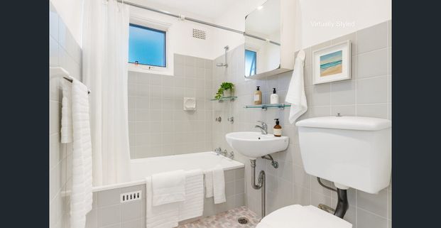 Light-filled top floor apartment in a lifestyle location - Photo 1