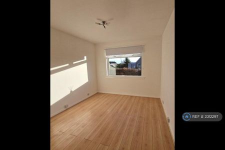 4 bedroom detached house to rent - Photo 4