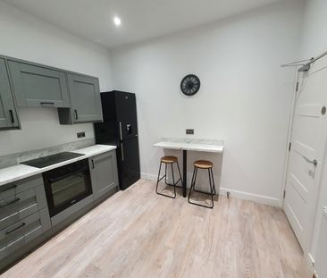 Room in a Shared House, Gartside Street, OL7 - Photo 1