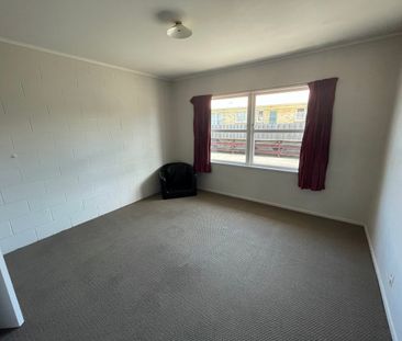 Two bedroom townhouse close to city - Photo 5