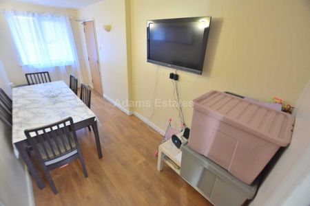 5 bedroom semi-detached house to rent - Photo 3