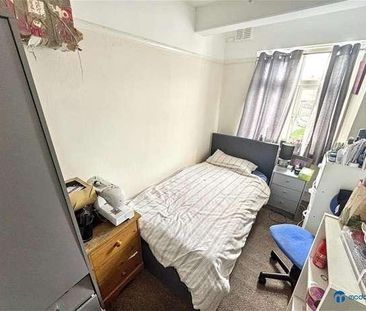 Westminster Close, London, IG6 - Photo 4