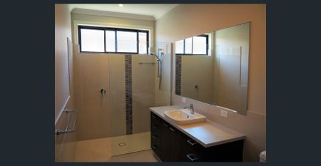 Modern Home with 5kw Solar System - Photo 2