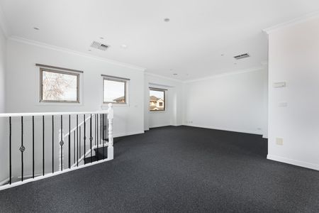 2 Kingswood Rise, Box Hill South VIC 3128 - Photo 2