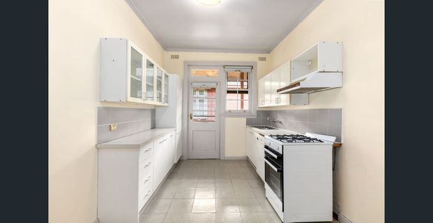 Bright & Spacious Living Just Steps from Carlisle Street! - Photo 1