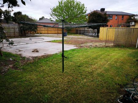 3 Bed House For Lease in Mordialloc: within 1km to the beach! - Photo 2