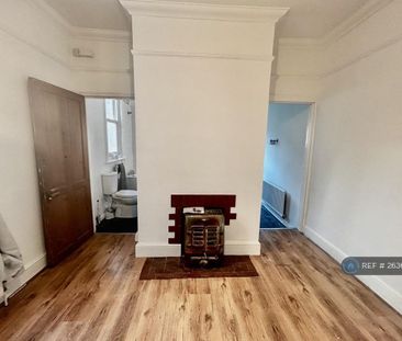 4 bedroom semi-detached house to rent - Photo 1