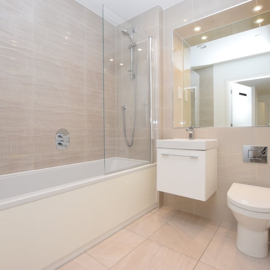 Flat to rent - 3 Scena Way, London, SE5 - Photo 1