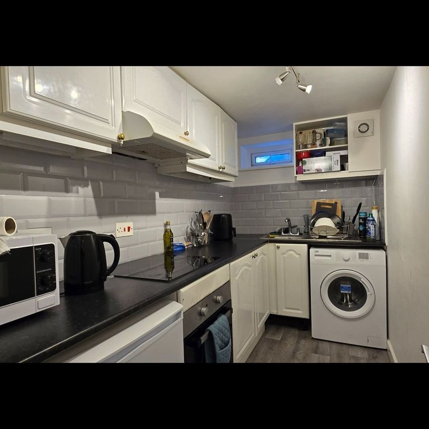 1 Bed Flat, Kirkstall Lane, LS5 - Photo 1