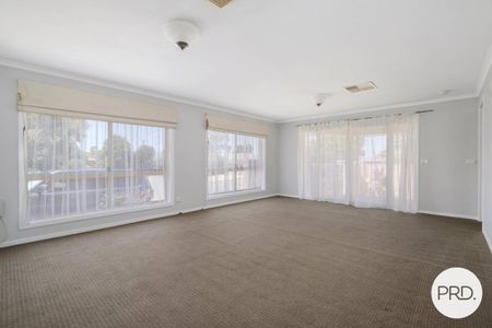 QUIET COURT LOCATION! - Photo 3