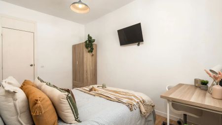 Room in a shared 6-bedroom apartment for rent in Sants - Photo 5