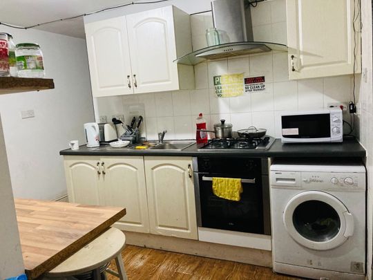 Room in a Shared Flat, Stockport Road, M12 - Photo 1