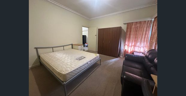 Share House-Charming Family Home in Leafy Mont Albert-Furnished - Photo 1