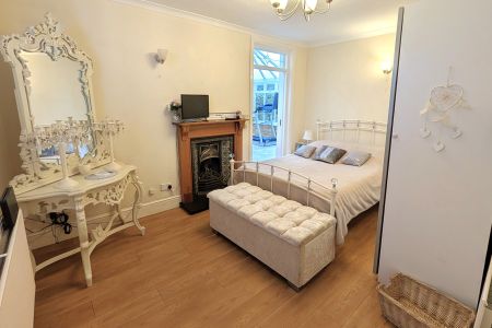 Chobham Road, Woking - 3 bedrooms Property for lettings - Seymours - Photo 5