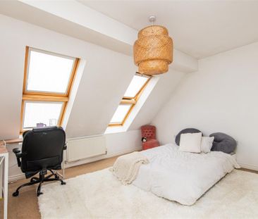 3 bed House - Mid Terrace To Let - Photo 2