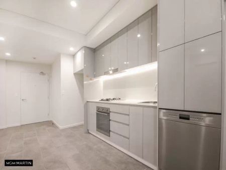 MGM MARTIN - TWO BEDROOM APARTMEN - Photo 2