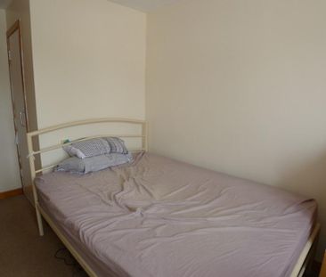 3 bedroom flat to rent - Photo 4