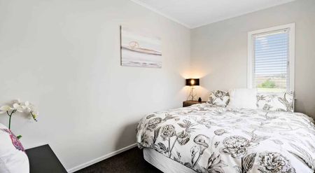 Classic Beauty Centrally Located! - Photo 2