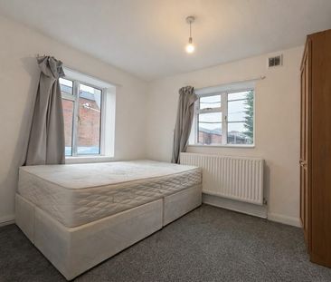 Furnished Double Room To Let - HP11 - Photo 5