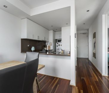 TOP FLOOR APARTMENT WITH IMPRESSIVE VIEWS - Photo 1